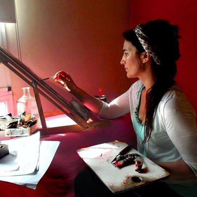 mujer pintando